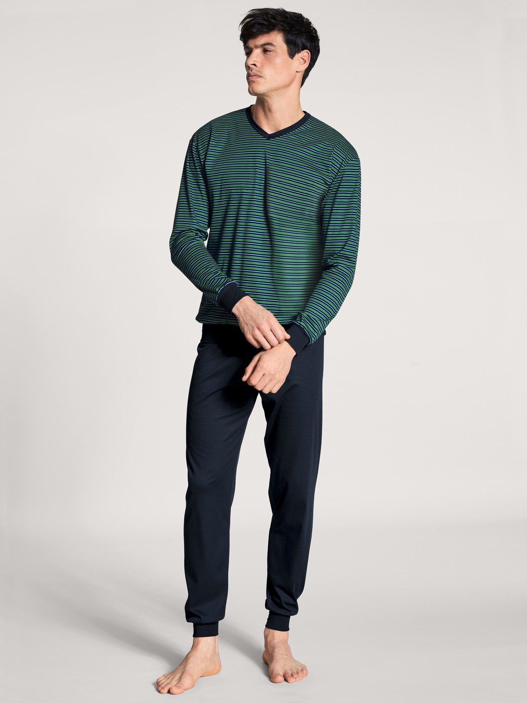 Le mannequin Homme porte le/la Pyjama avec bords élastiques en 100% coton de couleur Vert, Rayée, de la série Nightwear Xtra de CALIDA, Vue de face