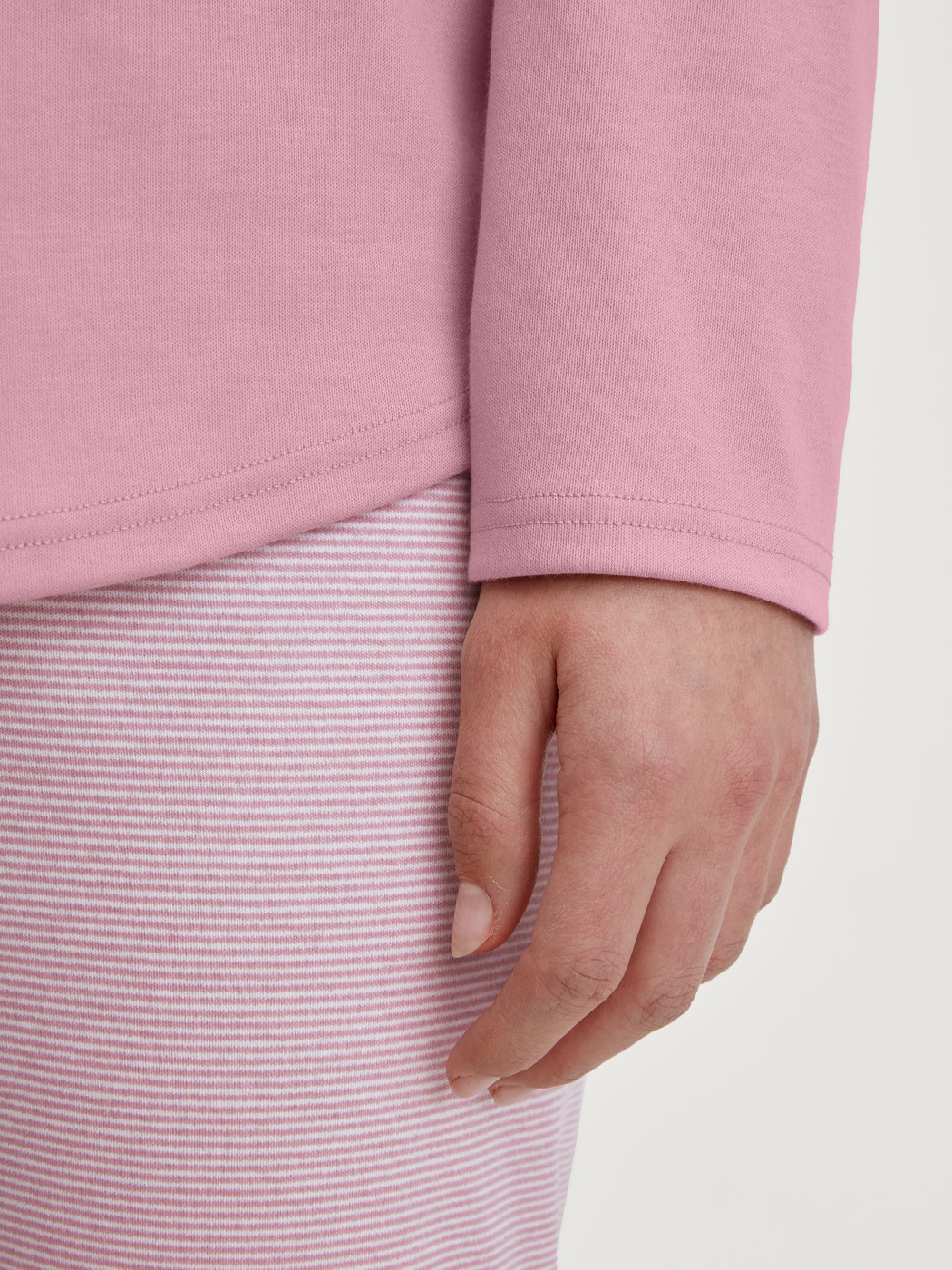 Damen-Model trägt Pyjama, lang aus 100% Baumwolle in Rosa, Gestreift aus Serie Striped Dreams von CALIDA, Detail