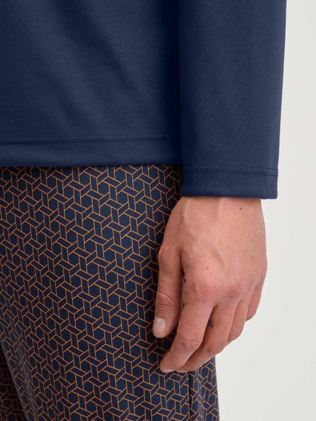 Herren-Model trägt Pyjama, lang aus 100% Baumwolle in Blau, Einfarbig aus Serie Relax Choice 1 von CALIDA, Detail