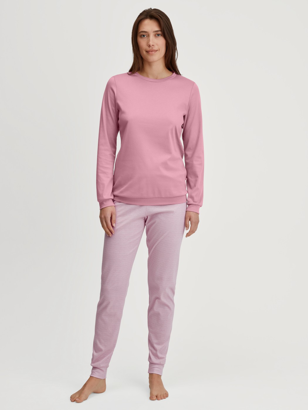 Damen-Model trägt Bündchen-Pyjama aus 100% Baumwolle in Rosa, Gestreift aus Serie Striped Dreams von CALIDA, Vorderansicht