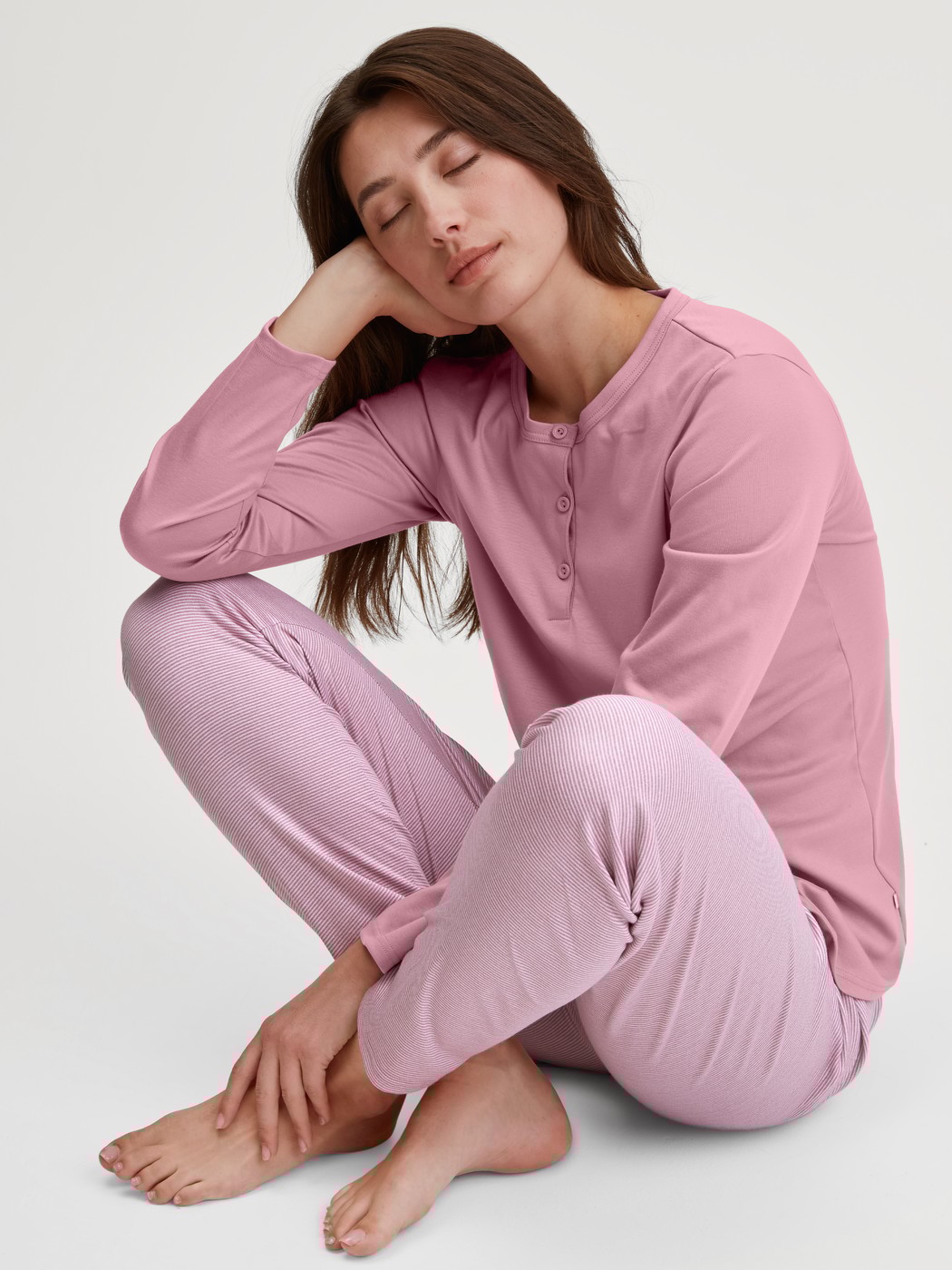Damen-Model trägt Bündchen-Pyjama aus 100% Baumwolle in Rosa, Gestreift aus Serie Striped Dreams von CALIDA, Zusatzbild