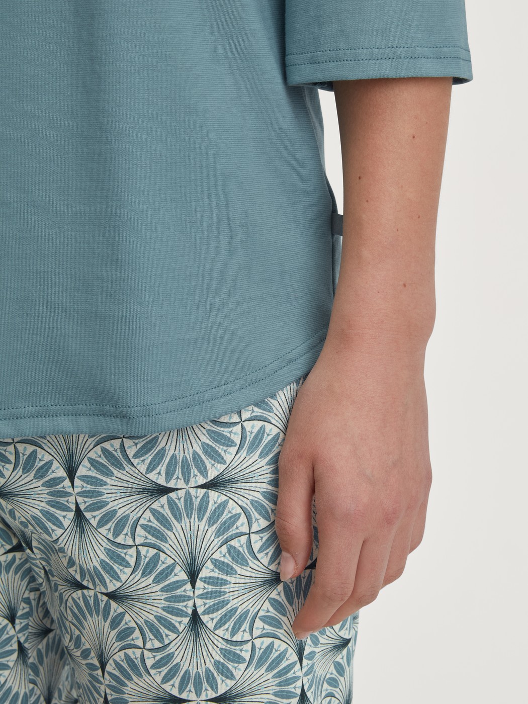 Damen-Model trägt Capri-Pyjama aus 100% Baumwolle in Blau, Gemustert aus Serie Ornament Nights von CALIDA, Detail