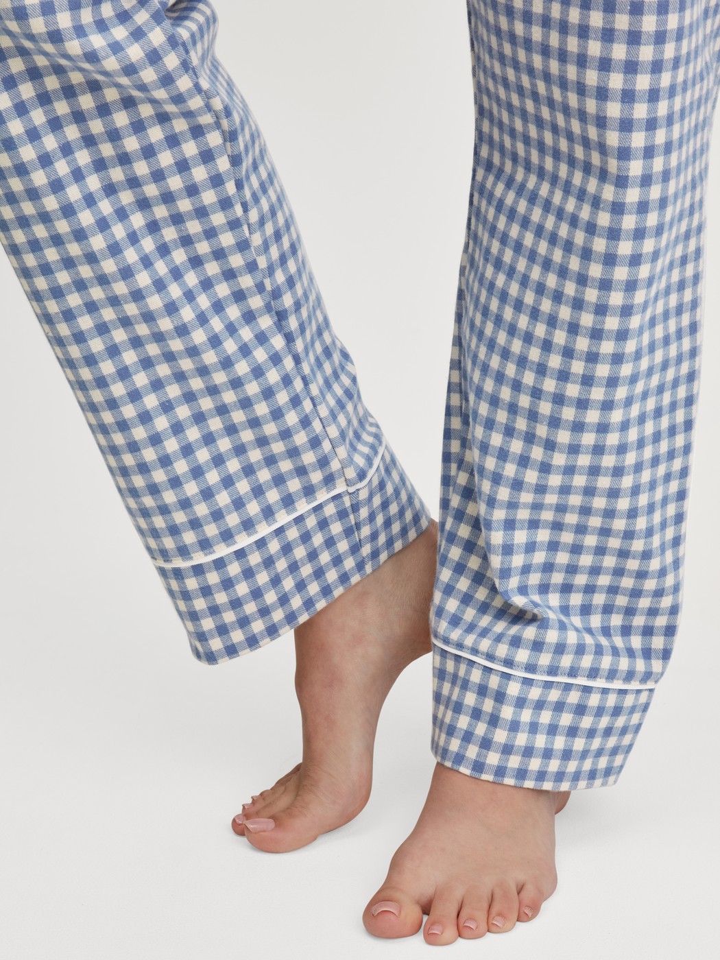 Damen-Model trägt Flanell-Pyjama mit Knöpfen aus 100% Baumwolle in Blau, Kariert aus Serie Flannel Dreams von CALIDA, Detail