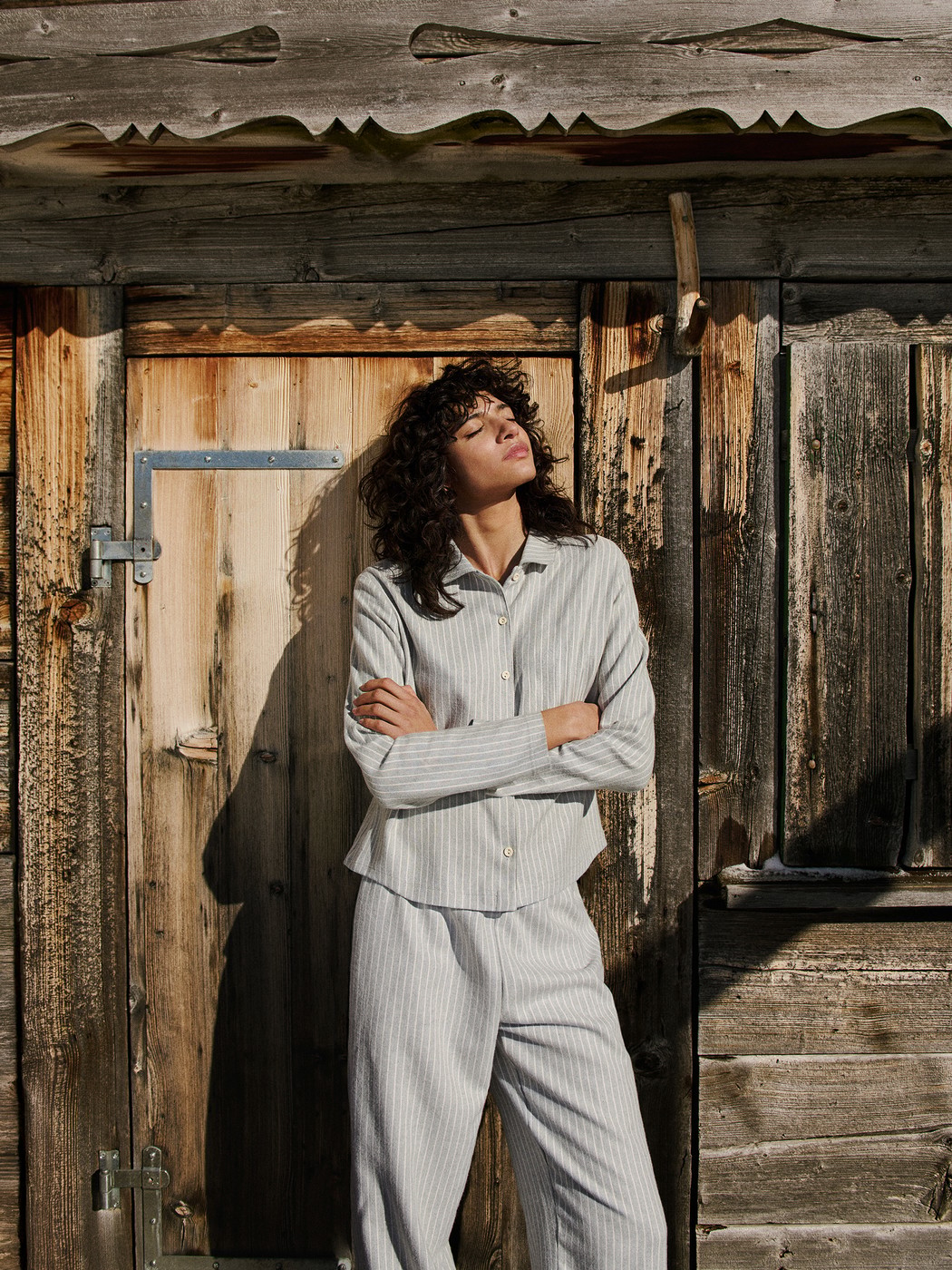Damen-Model trägt Flanell-Pyjama mit Knöpfen aus 100% Baumwolle in Blau, Einfarbig aus Serie Flannel Dreams von CALIDA, Zusatzbild