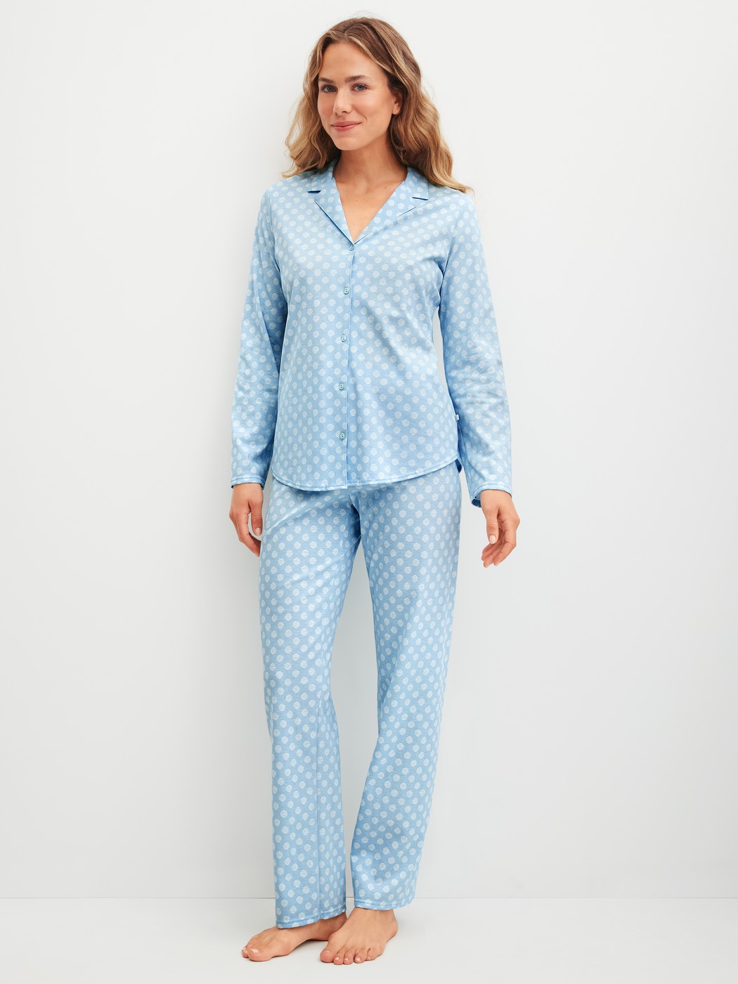 Le mannequin Femme porte le/la Pyjama boutonné sur toute la longueur en 100% coton de couleur Bleu, À motifs, de la série Lovely Nights de CALIDA, Vue de face