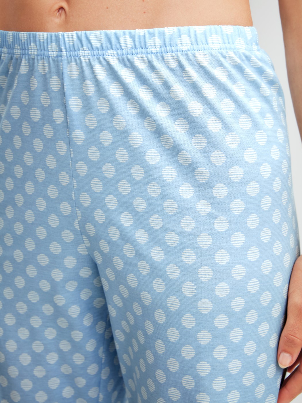 Le mannequin Femme porte le/la Pyjama boutonné sur toute la longueur en 100% coton de couleur Bleu, À motifs, de la série Lovely Nights de CALIDA, Détail