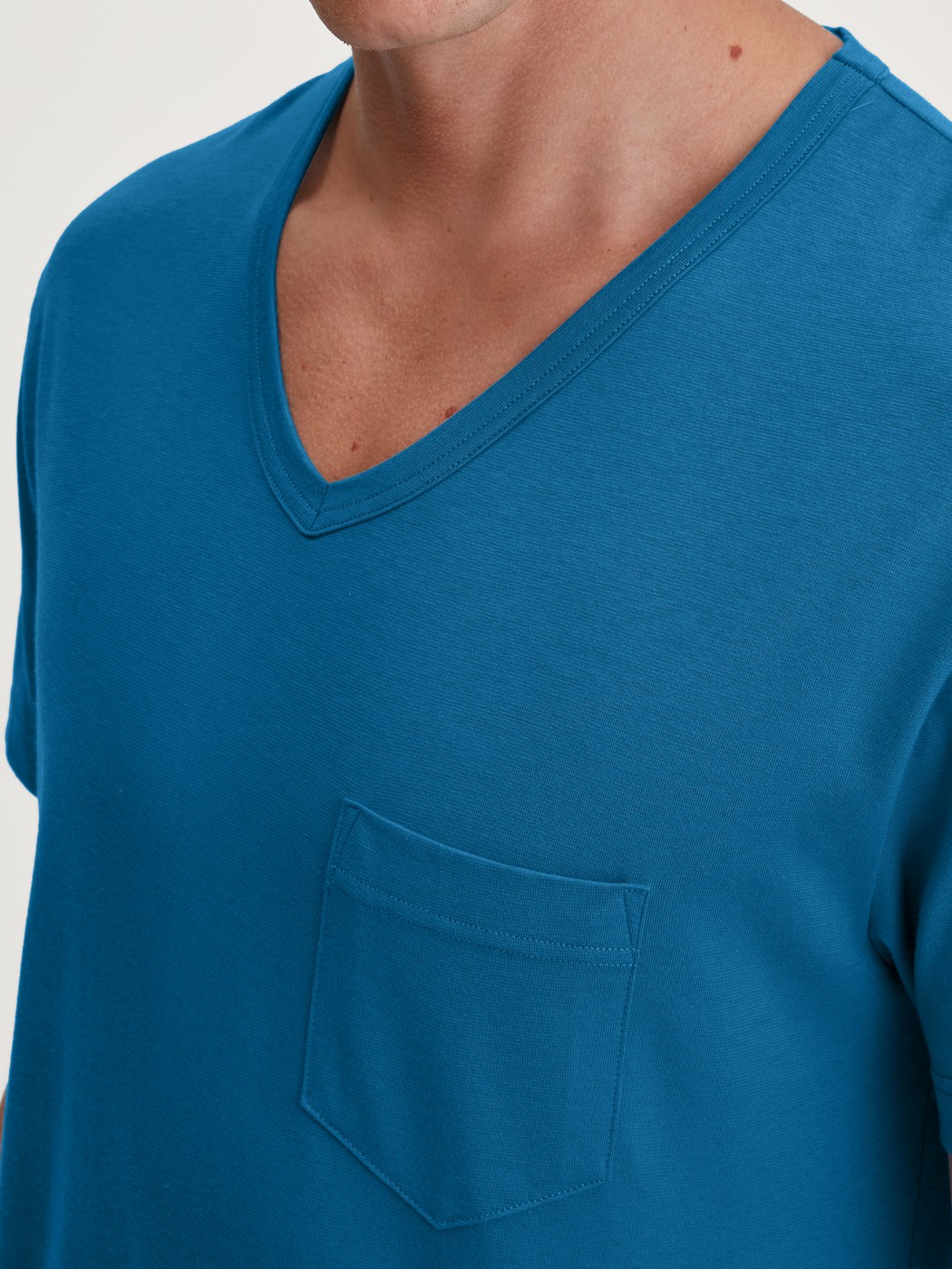 Herren-Model trägt Kurz-Pyjama aus 100% Baumwolle in Blau, Gemustert aus Serie Relax Imprint 2 von CALIDA, Detail