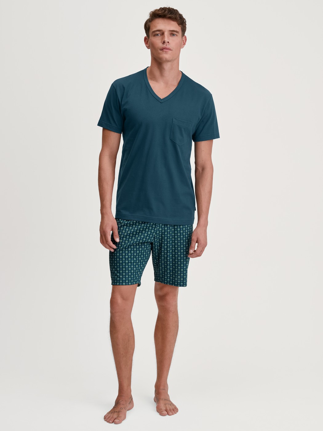 Herren-Model trägt Kurz-Pyjama aus 100% Baumwolle in Türkis, Gemustert aus Serie Relax Imprint 3 von CALIDA, Vorderansicht