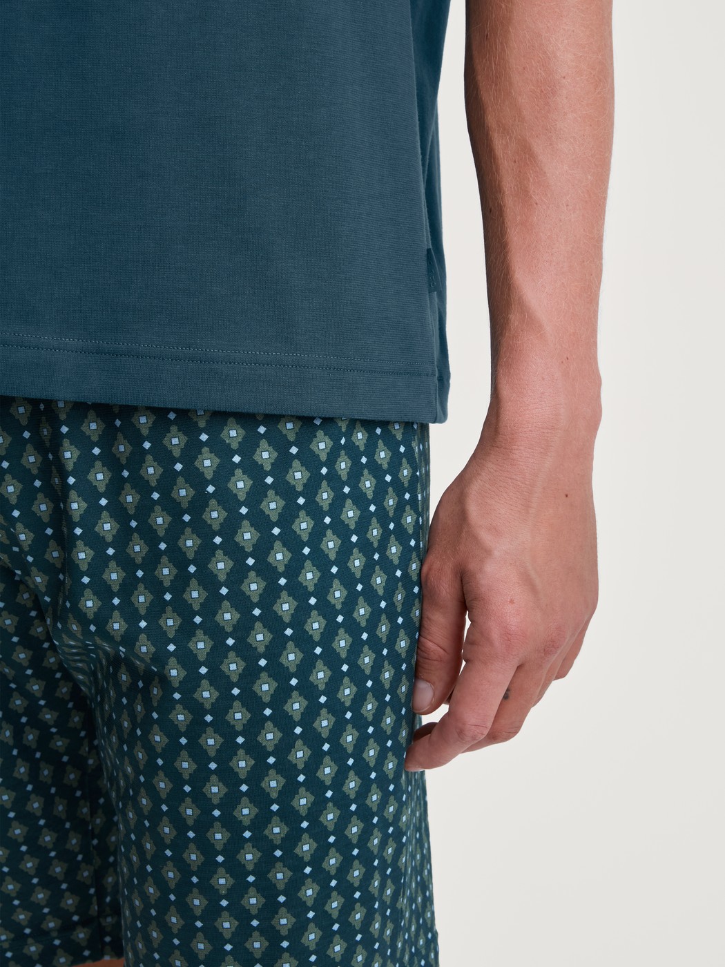 Herren-Model trägt Kurz-Pyjama aus 100% Baumwolle in Türkis, Gemustert aus Serie Relax Imprint 3 von CALIDA, Detail