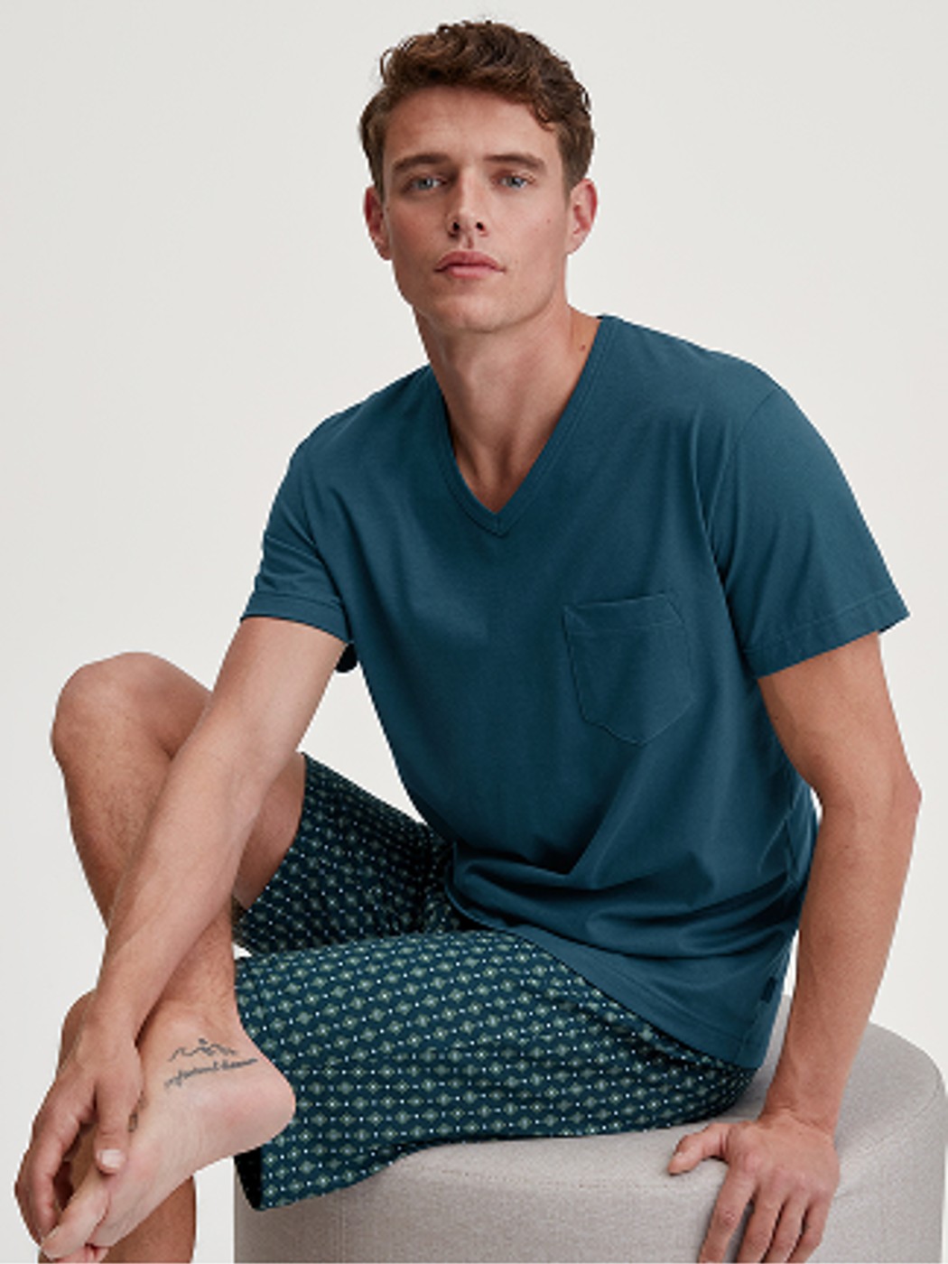 Herren-Model trägt Kurz-Pyjama aus 100% Baumwolle in Türkis, Gemustert aus Serie Relax Imprint 3 von CALIDA, Vorderansicht