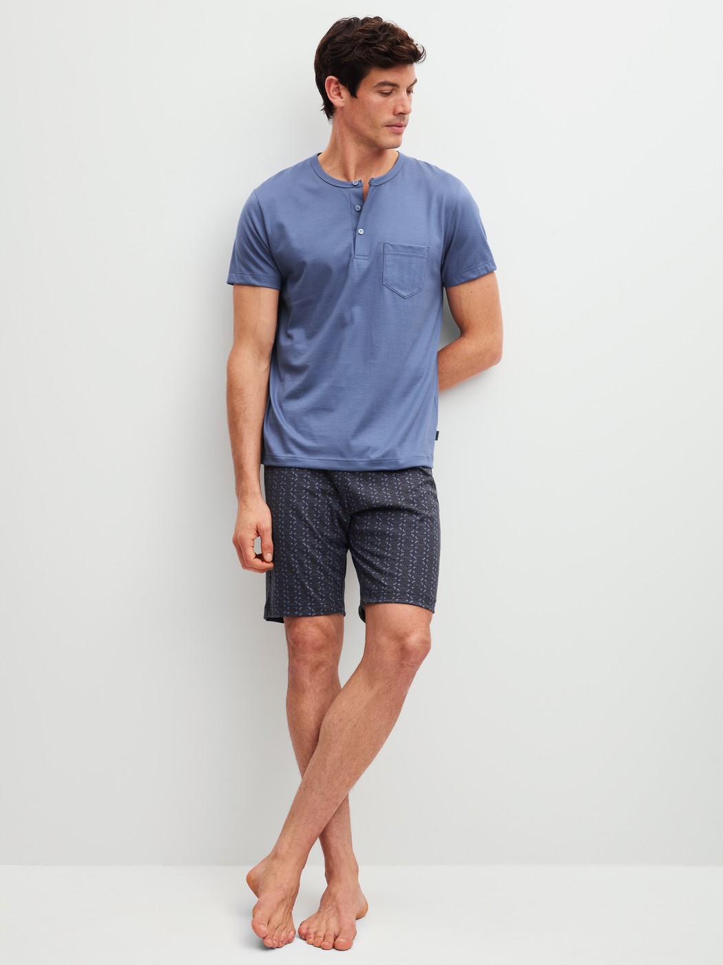 Le mannequin Homme porte le/la Pyjama court en 100% coton de couleur Bleu, À motifs, de la série Relax Imprint 1 de CALIDA, Vue de face