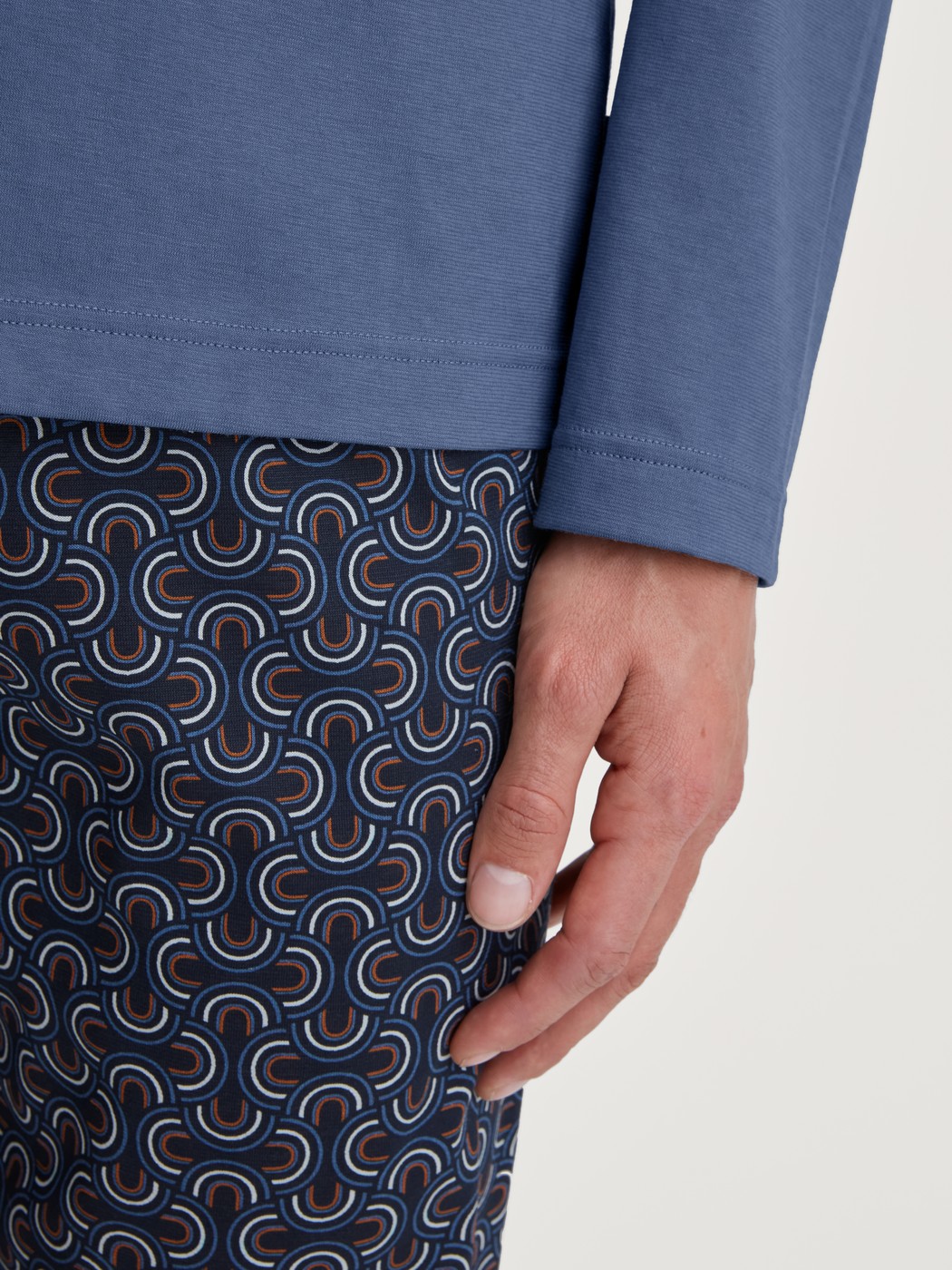 Herren-Model trägt Pyjama, lang aus 100% Baumwolle in Blau, Gemustert aus Serie Relax Imprint 1 von CALIDA, Detail