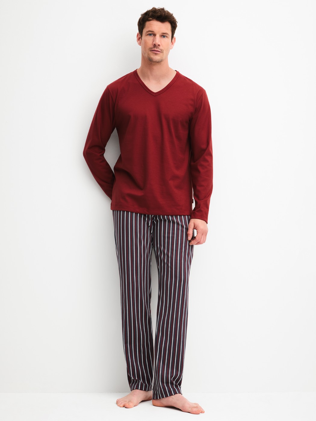Herren-Model trägt Pyjama, lang aus 100% Baumwolle in Rot, Gemustert aus Serie Cotton Special von CALIDA, Vorderansicht