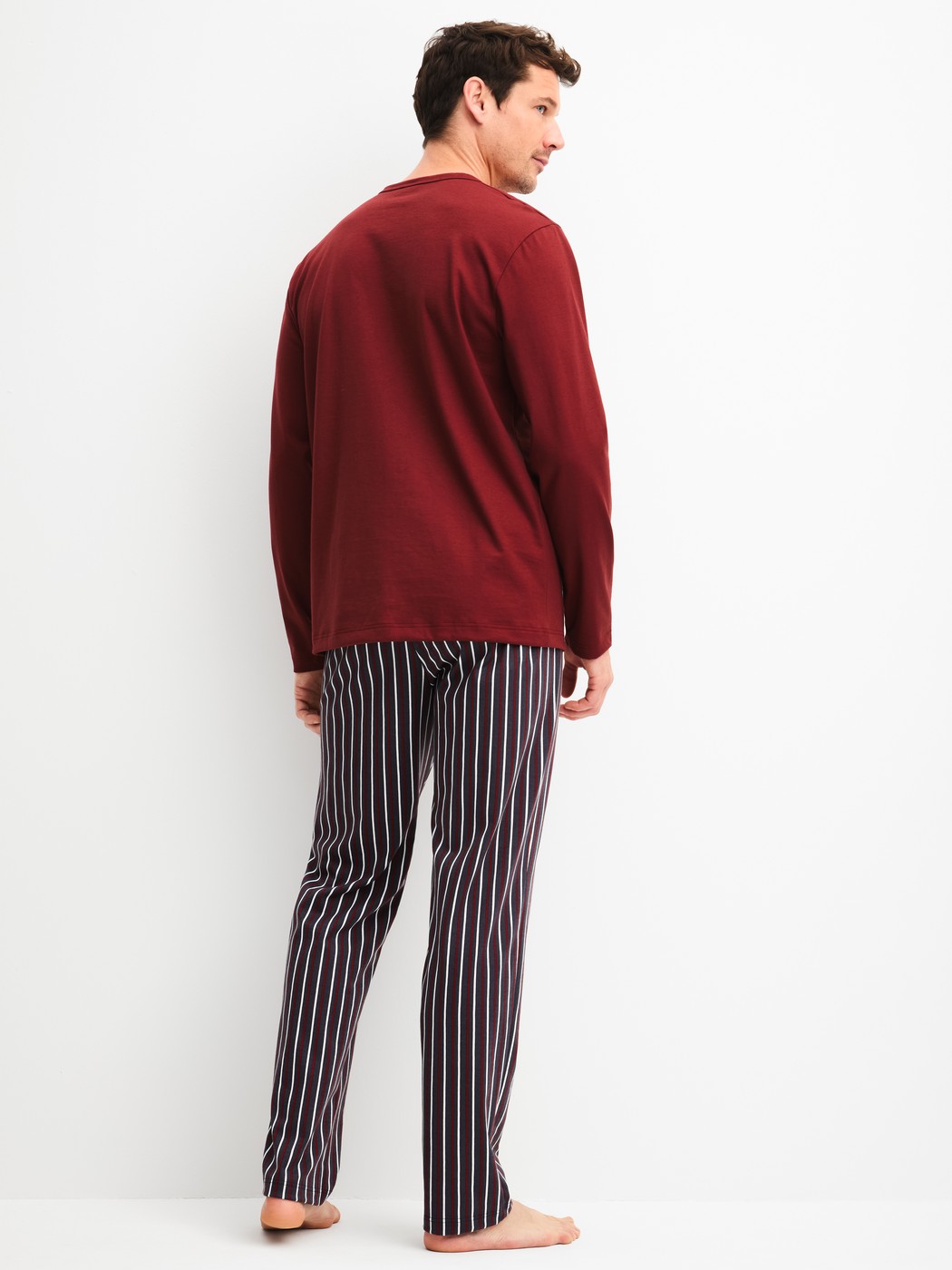 Herren-Model trägt Pyjama, lang aus 100% Baumwolle in Rot, Gemustert aus Serie Cotton Special von CALIDA, Rückansicht