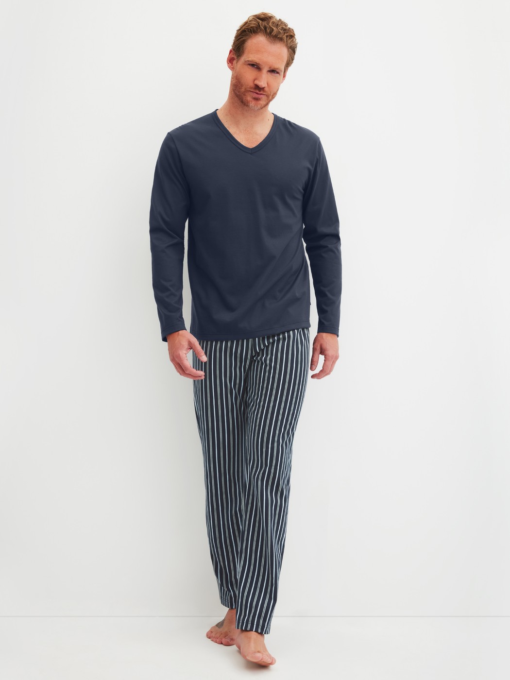 Herren-Model trägt Pyjama, lang aus 100% Baumwolle in Blau, Gestreift aus Serie Cotton Special von CALIDA, Vorderansicht
