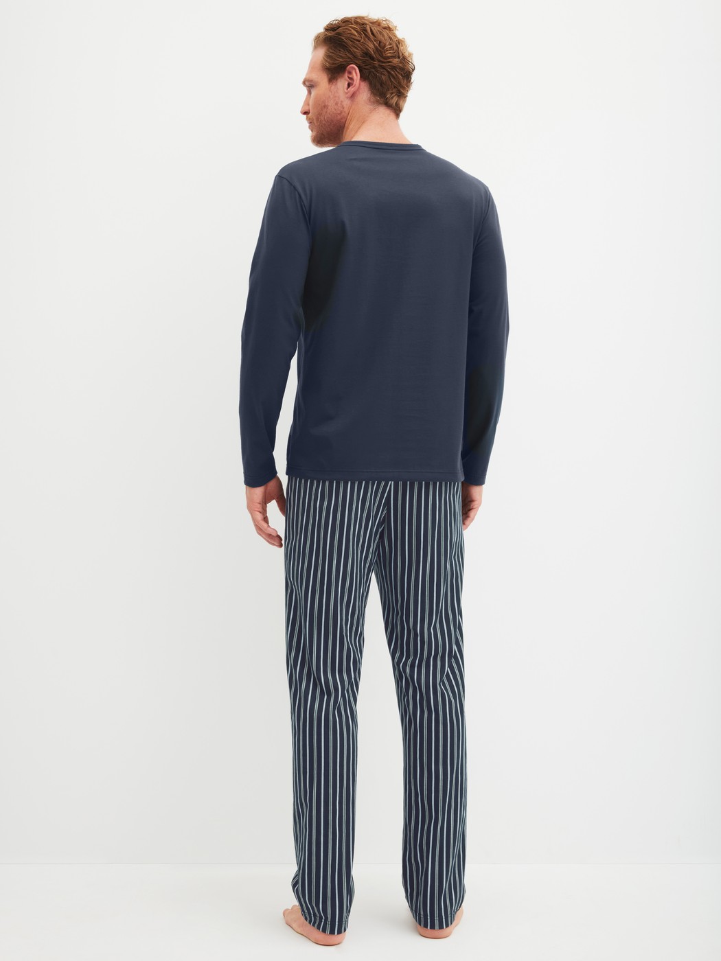 Herren-Model trägt Pyjama, lang aus 100% Baumwolle in Blau, Gestreift aus Serie Cotton Special von CALIDA, Rückansicht