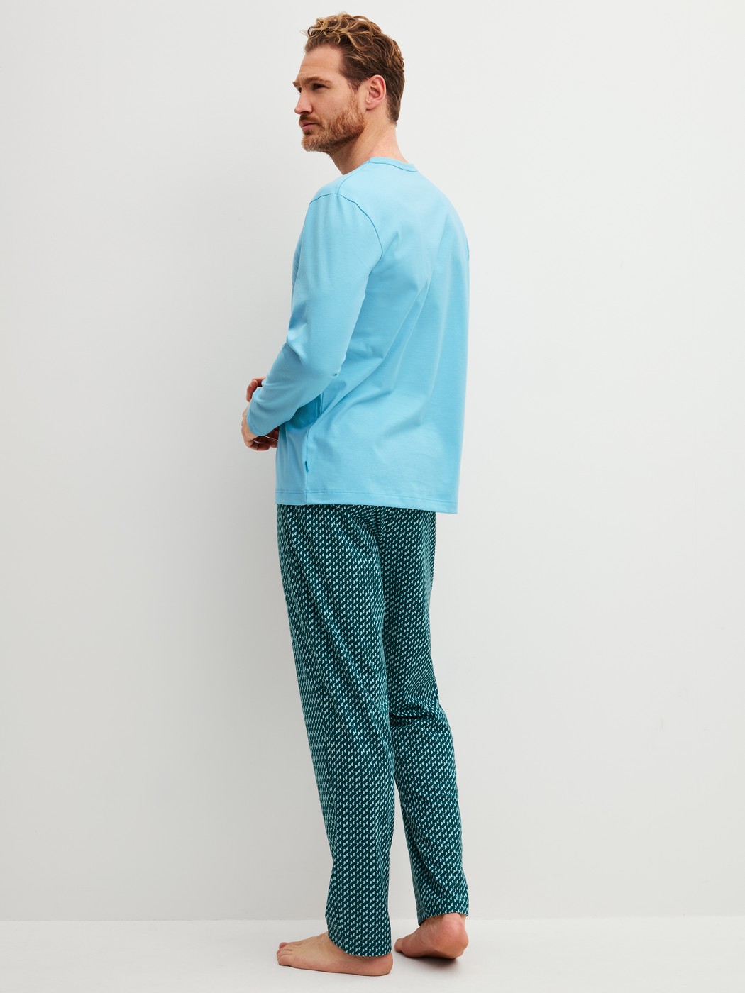 Herren-Model trägt Pyjama, lang aus 100% Baumwolle in Blau, Gemustert aus Serie Cotton Special von CALIDA, Rückansicht