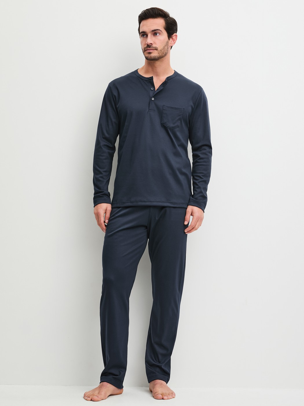 Herren-Model trägt Pyjama, lang aus 100% Baumwolle in Blau, Gemustert aus Serie EDITION 85 von CALIDA, Vorderansicht