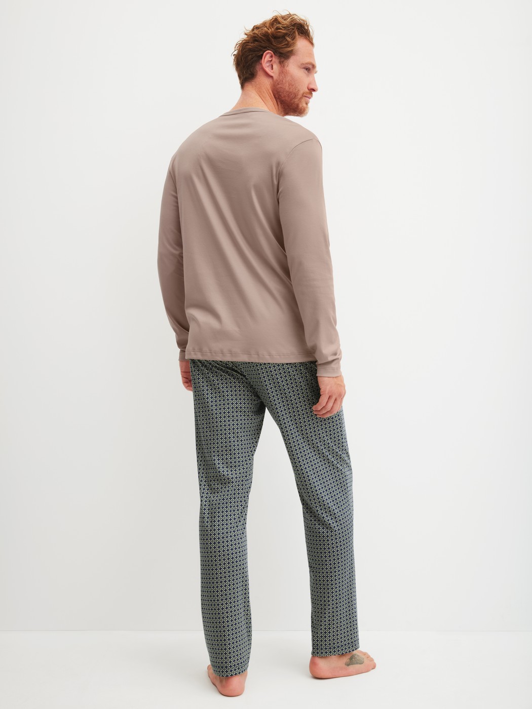 Herren-Model trägt Pyjama, lang aus 100% Baumwolle in Blau, Gemustert aus Serie Relax Choice 1 von CALIDA, Rückansicht