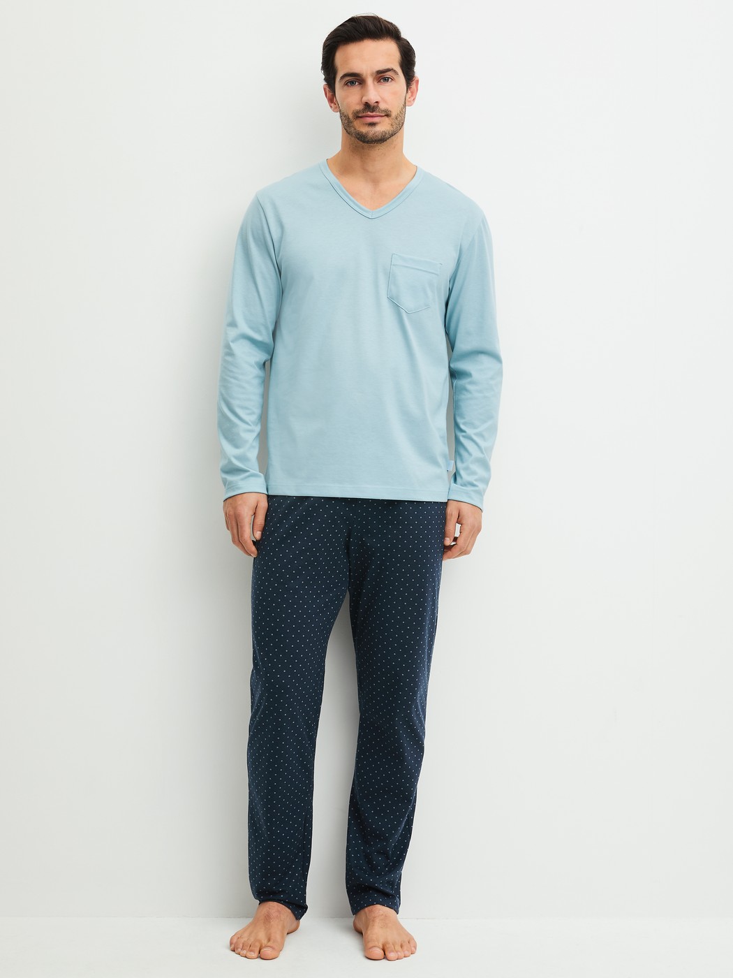 Herren-Model trägt Pyjama, lang aus 100% Baumwolle in Blau, Gemustert aus Serie Relax Imprint 3 von CALIDA, Vorderansicht
