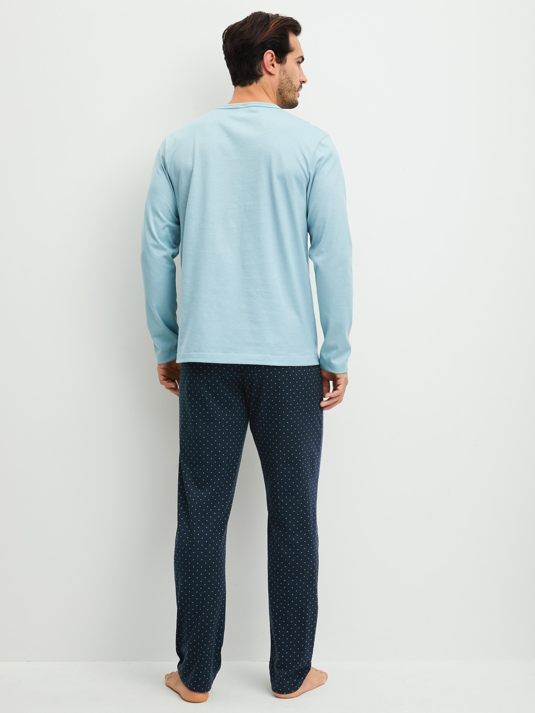Herren-Model trägt Pyjama, lang aus 100% Baumwolle in Blau, Gemustert aus Serie Relax Imprint 3 von CALIDA, Rückansicht