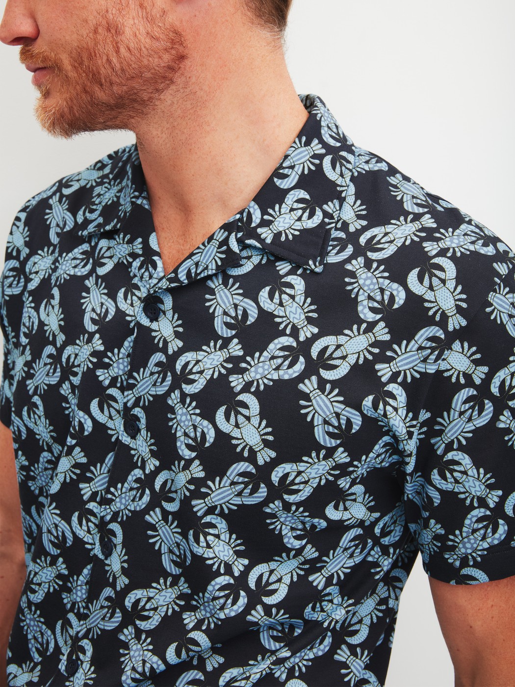 Le mannequin Homme porte le/la Pyjama court en 100% coton de couleur Bleu, À motifs, de la série Relax Imprint 2 de CALIDA, Détail