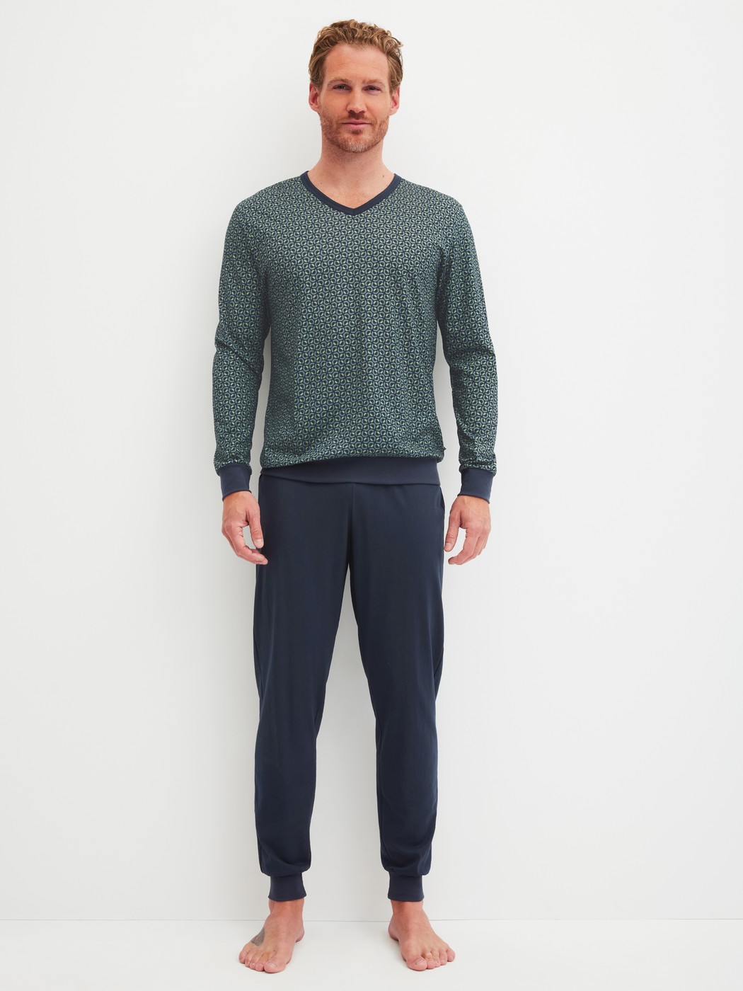 Le mannequin Homme porte le/la Pyjama avec bords élastiques en 100% coton de couleur Vert, À motifs, de la série Cotton Special de CALIDA, Vue de face