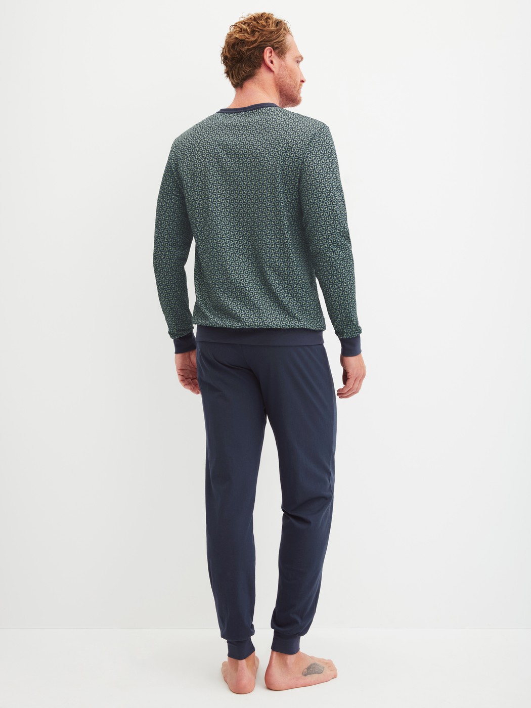 Le mannequin Homme porte le/la Pyjama avec bords élastiques en 100% coton de couleur Vert, À motifs, de la série Cotton Special de CALIDA, Vue arrière