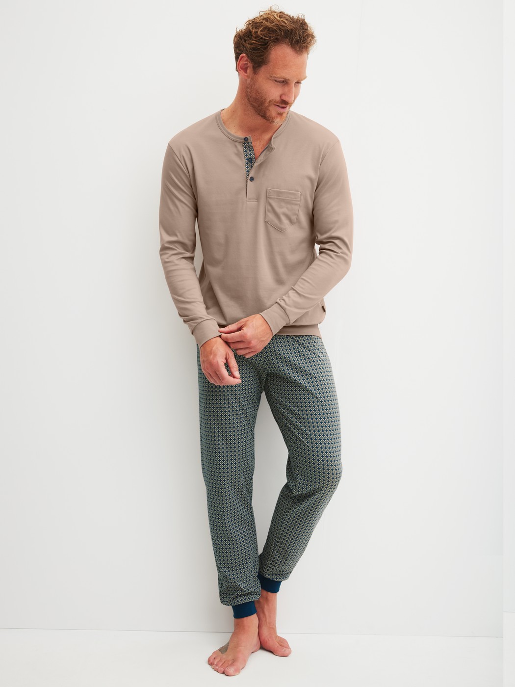 Herren-Model trägt Bündchen-Pyjama aus 100% Baumwolle in Blau, Gemustert aus Serie Relax Choice 1 von CALIDA, Vorderansicht
