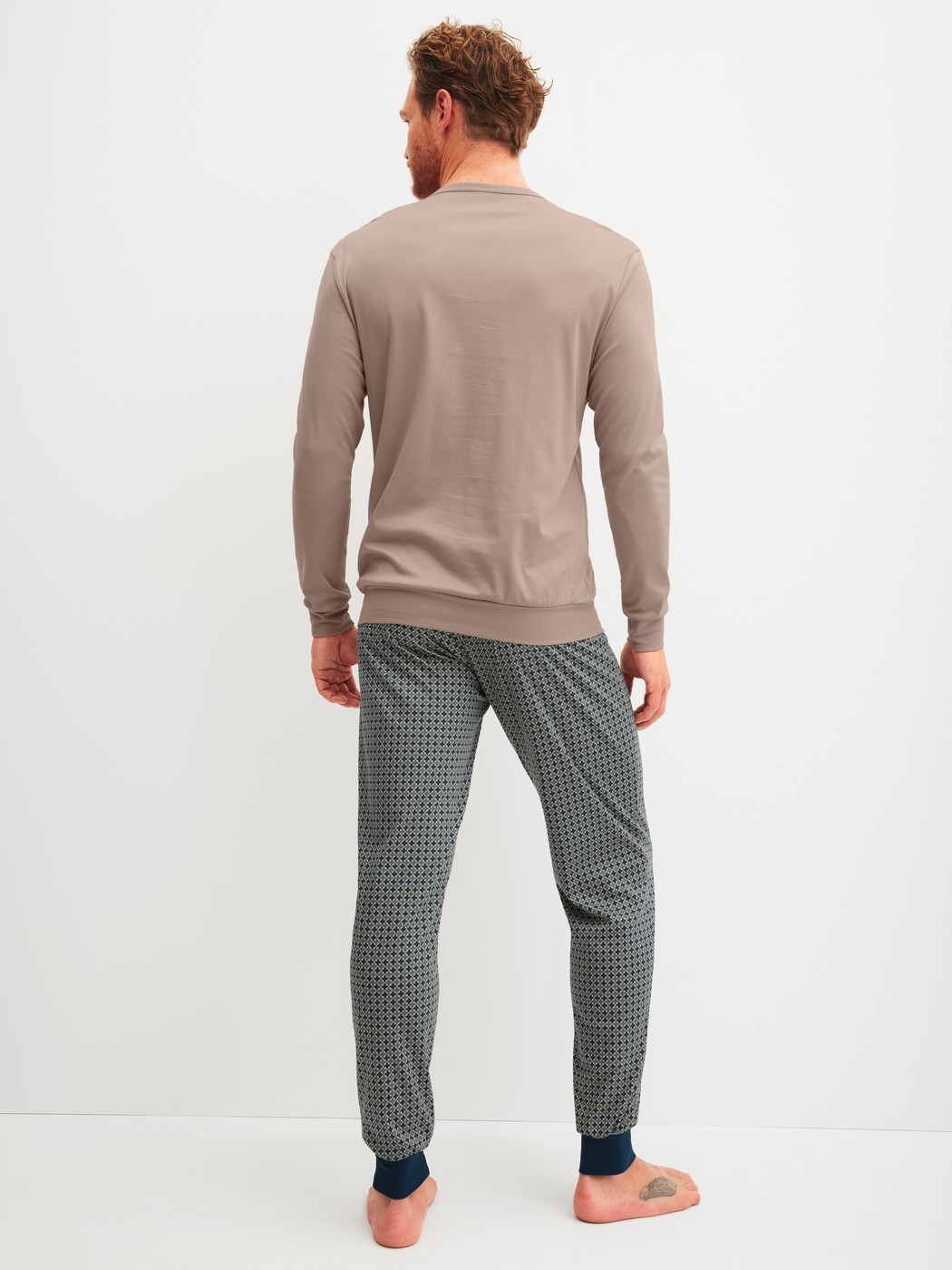 Herren-Model trägt Bündchen-Pyjama aus 100% Baumwolle in Blau, Gemustert aus Serie Relax Choice 1 von CALIDA, Rückansicht