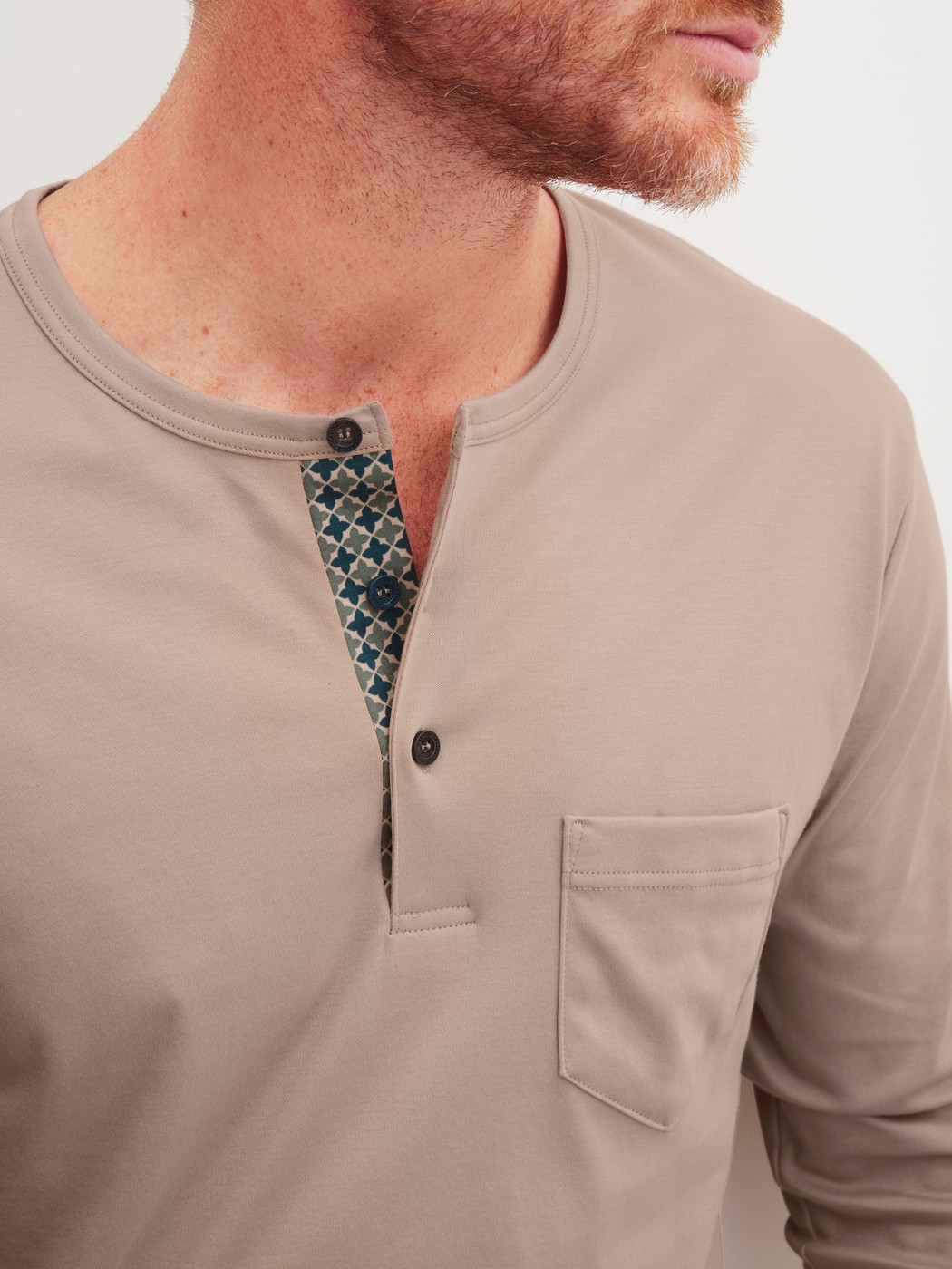 Herren-Model trägt Bündchen-Pyjama aus 100% Baumwolle in Blau, Gemustert aus Serie Relax Choice 1 von CALIDA, Detail