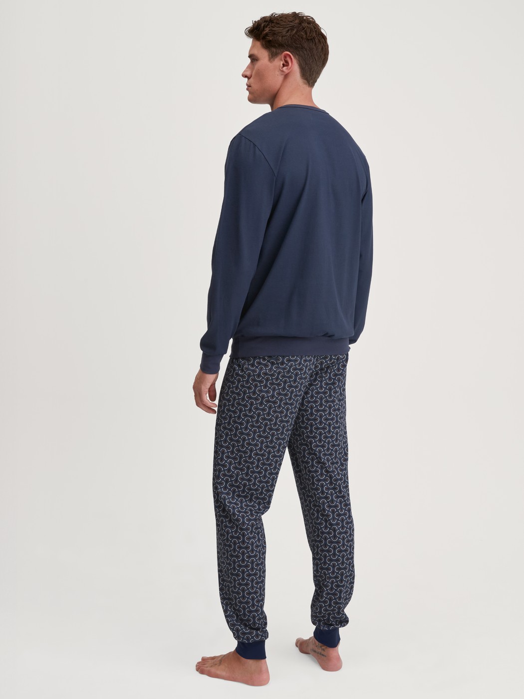 Le mannequin Homme porte le/la Pyjama avec bords élastiques en 100% coton de couleur Bleu, À motifs, de la série Relax Imprint 1 de CALIDA, Vue arrière