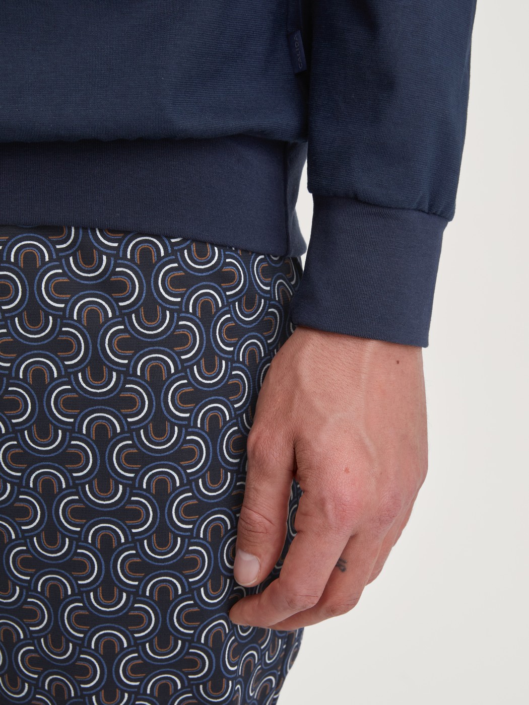 Le mannequin Homme porte le/la Pyjama avec bords élastiques en 100% coton de couleur Bleu, À motifs, de la série Relax Imprint 1 de CALIDA, Détail