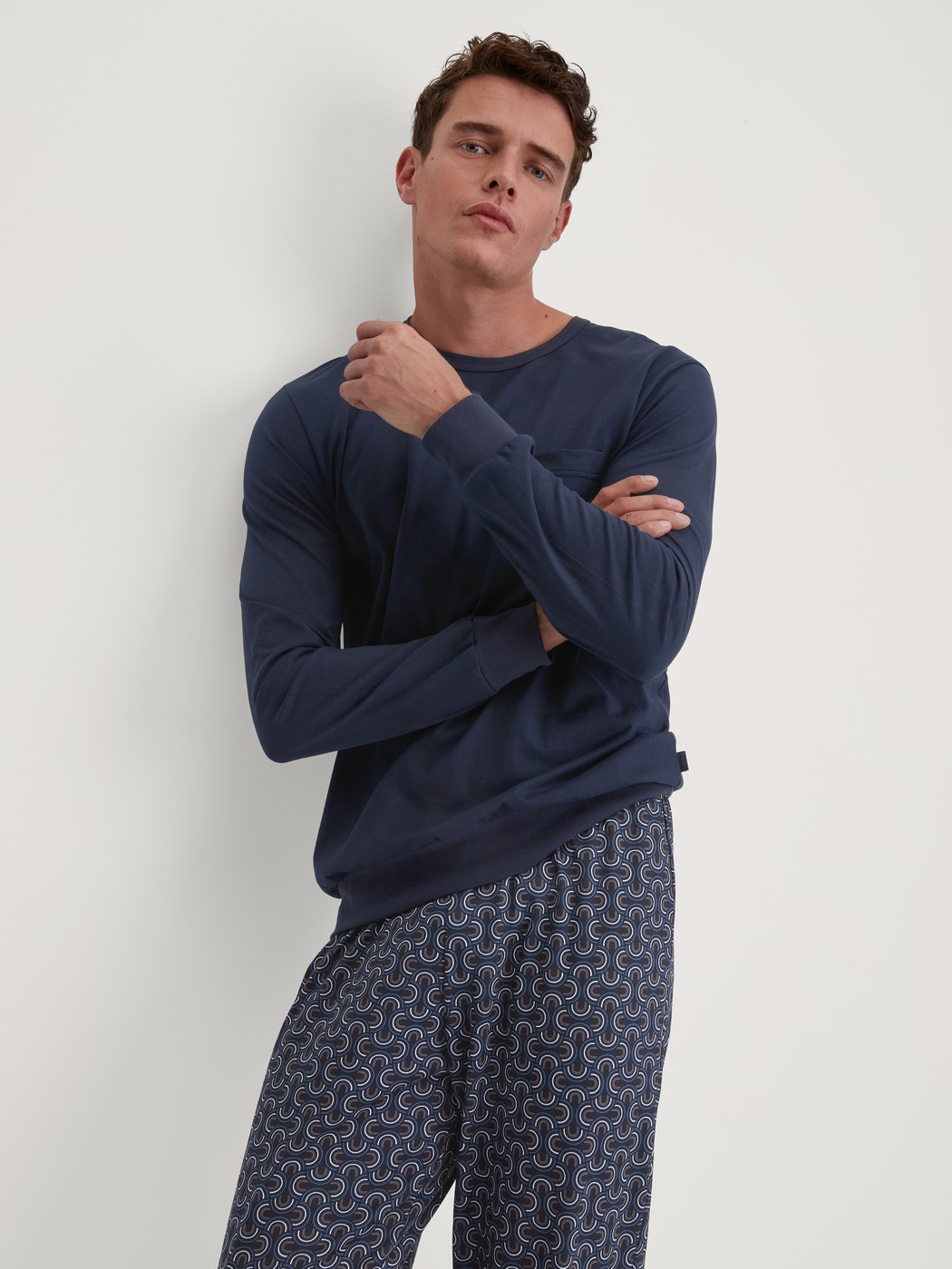 Le mannequin Homme porte le/la Pyjama avec bords élastiques en 100% coton de couleur Bleu, À motifs, de la série Relax Imprint 1 de CALIDA, Image supplémentaire