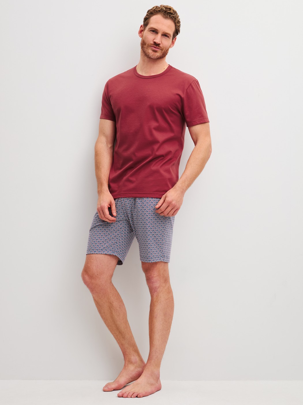 Herren-Model trägt Kurz-Pyjama aus 100% Baumwolle in Rot, Gemustert aus Serie Cotton Special von CALIDA, Vorderansicht