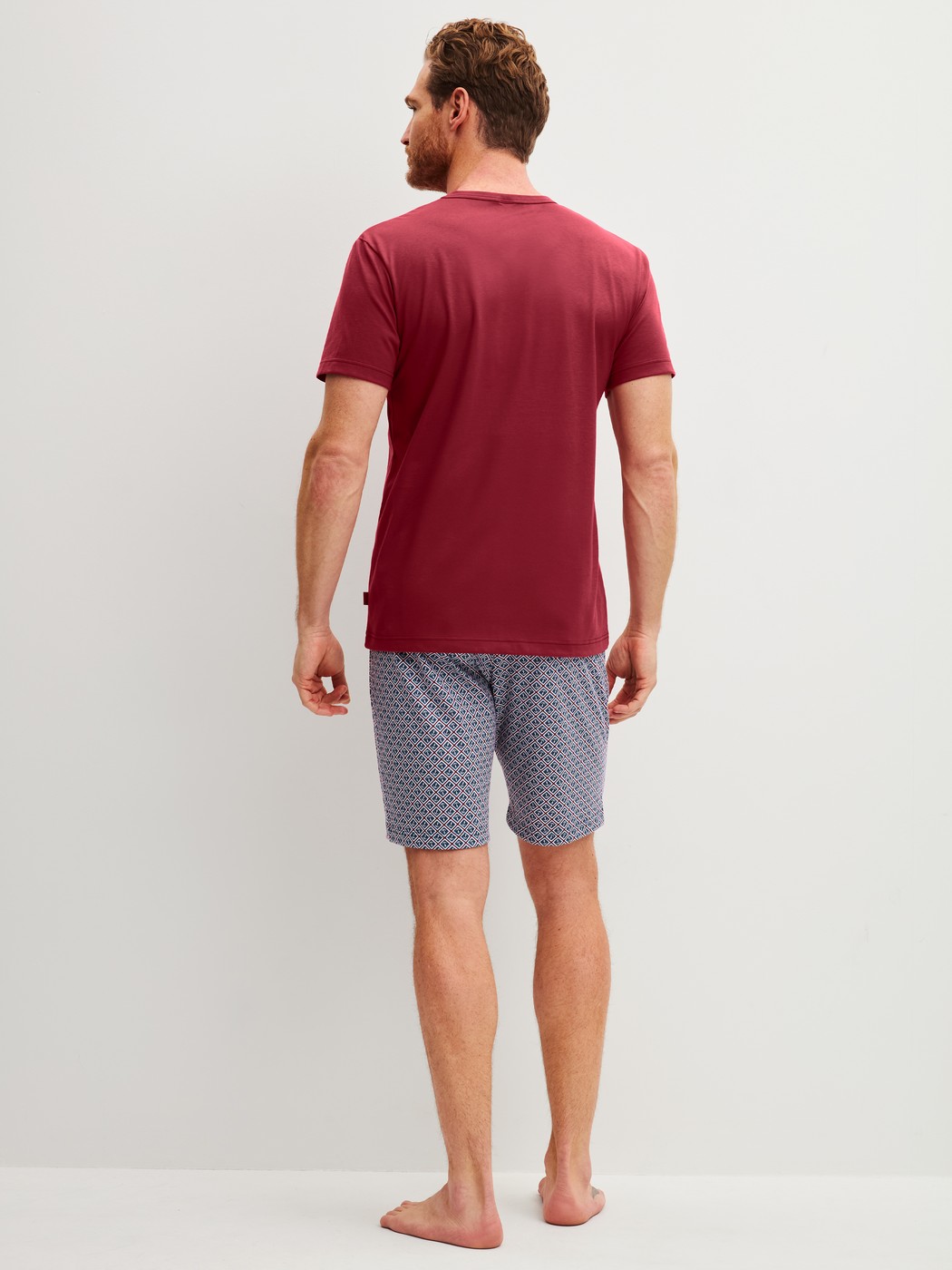 Herren-Model trägt Kurz-Pyjama aus 100% Baumwolle in Rot, Gemustert aus Serie Cotton Special von CALIDA, Rückansicht