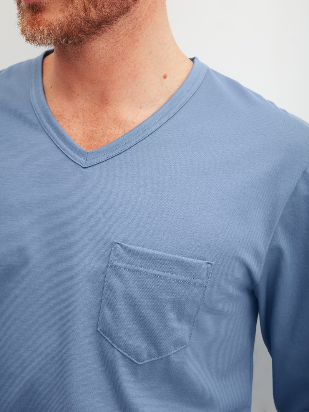 Herren-Model trägt Bündchen-Pyjama aus 100% Baumwolle in Blau, Gemustert aus Serie Relax Imprint 2 von CALIDA, Detail