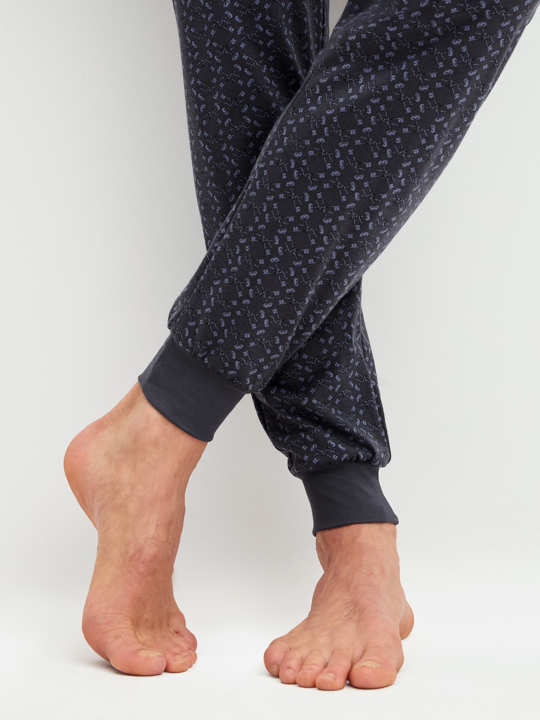 Herren-Model trägt Bündchen-Pyjama aus 100% Baumwolle in Blau, Gemustert aus Serie Relax Imprint 1 von CALIDA, Detail