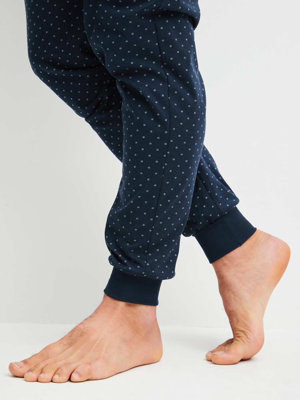 Herren-Model trägt Bündchen-Pyjama aus 100% Baumwolle in Blau, Gemustert aus Serie Relax Imprint 3 von CALIDA, Detail