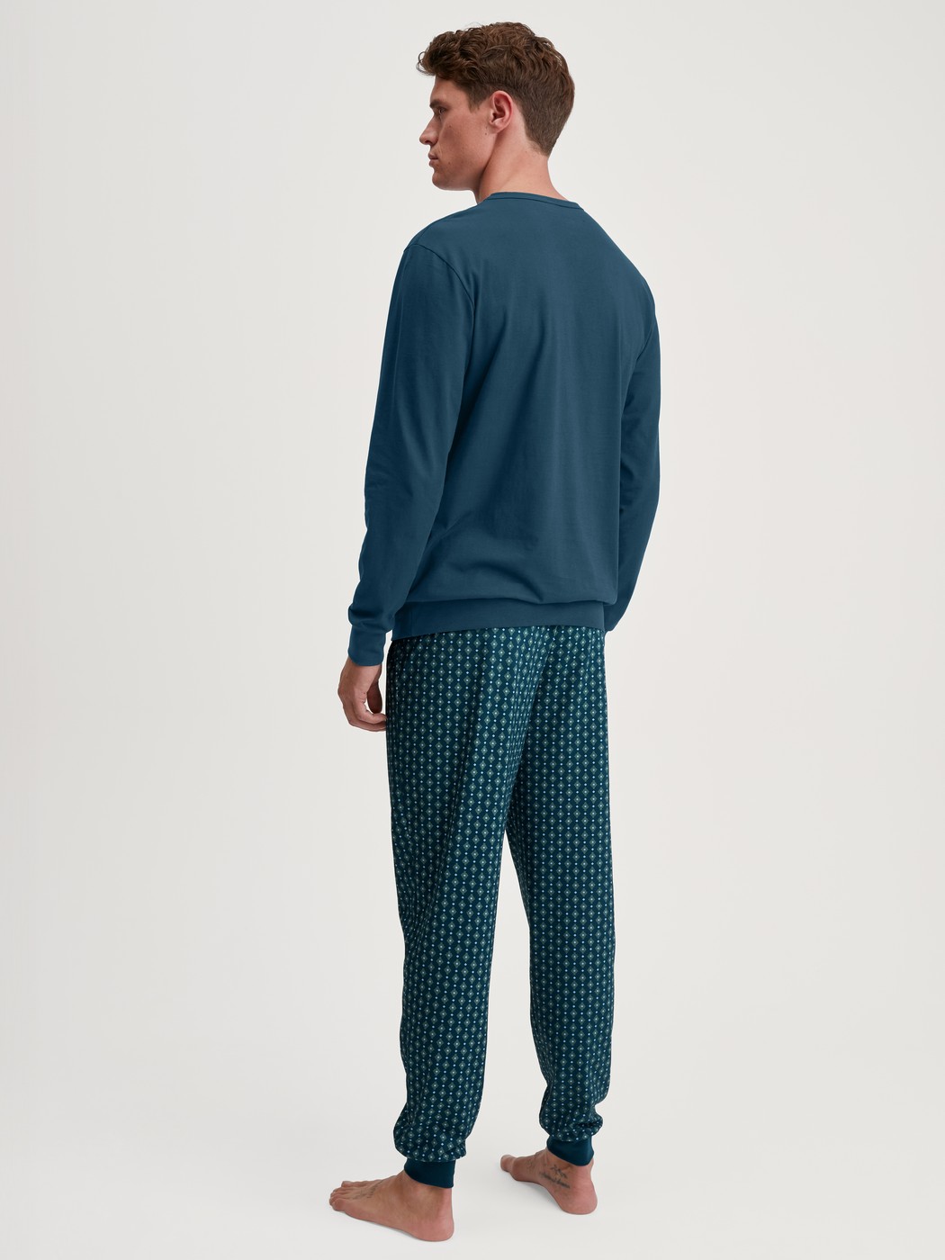 Herren-Model trägt Bündchen-Pyjama aus 100% Baumwolle in Türkis, Gemustert aus Serie Relax Imprint 3 von CALIDA, Rückansicht