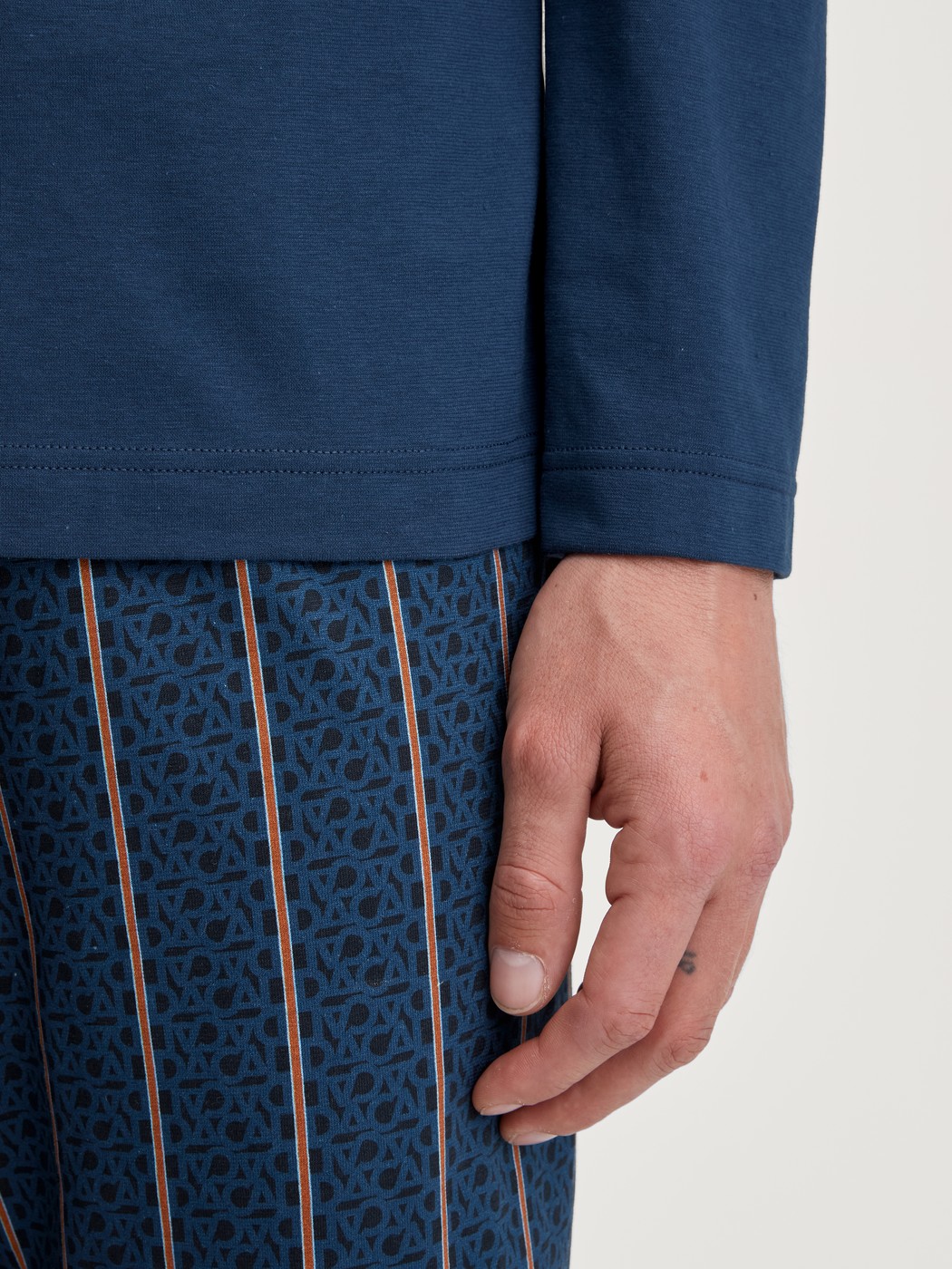 Herren-Model trägt Pyjama, lang aus 100% Baumwolle in Blau, Gestreift aus Serie Relax Imprint 1 von CALIDA, Detail