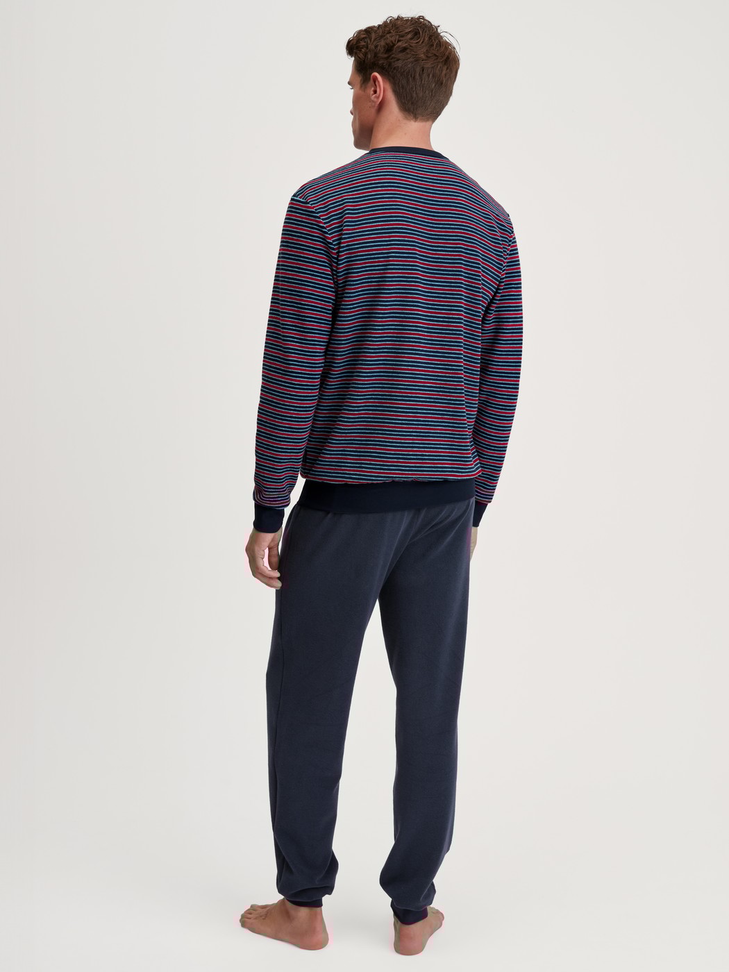 Herren-Model trägt Frottee Pyjama aus Baumwolle in Rot, Gestreift aus Serie Relax Terry von CALIDA, Rückansicht