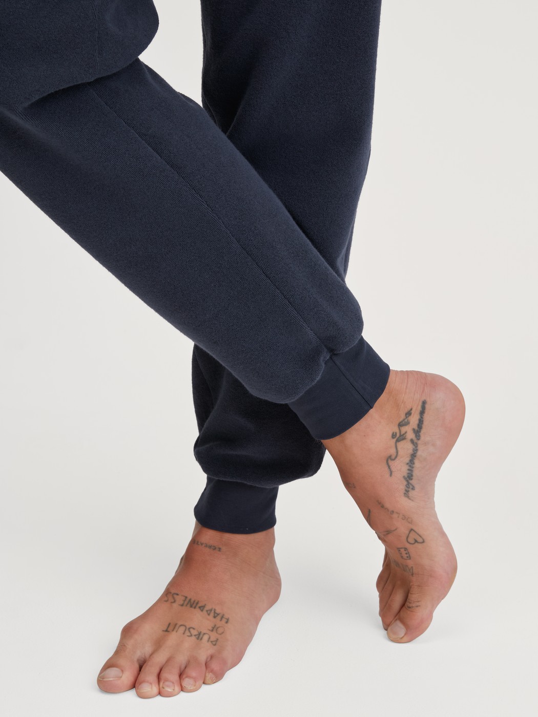 Herren-Model trägt Frottee Pyjama aus Baumwolle in Rot, Gestreift aus Serie Relax Terry von CALIDA, Detail