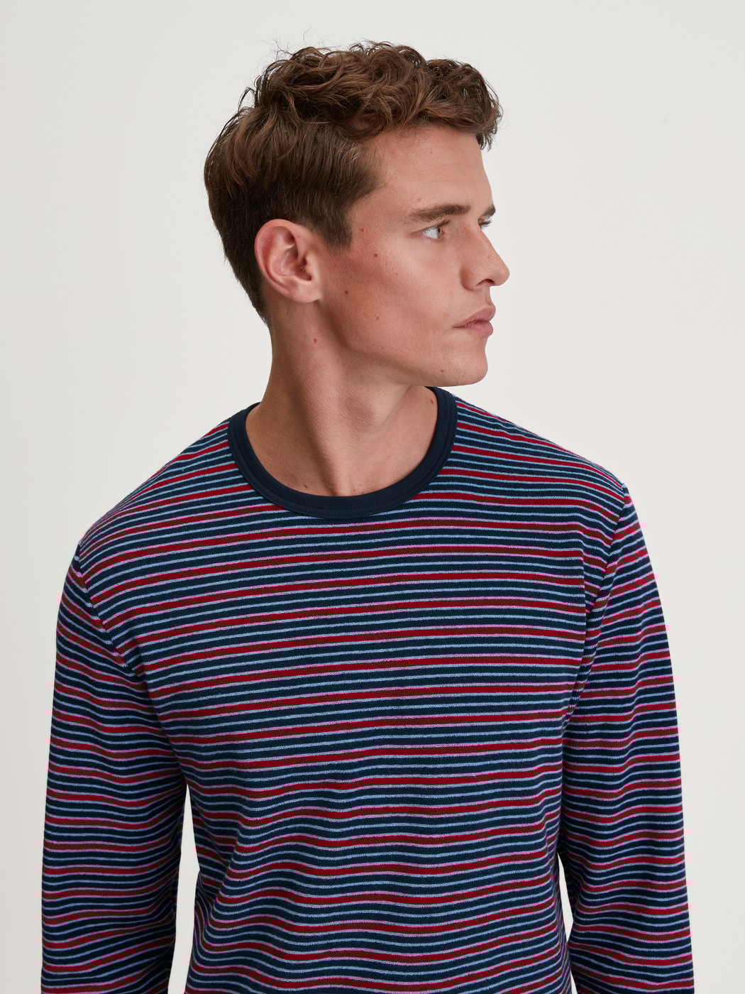 Herren-Model trägt Frottee Pyjama aus Baumwolle in Rot, Gestreift aus Serie Relax Terry von CALIDA, Zusatzbild