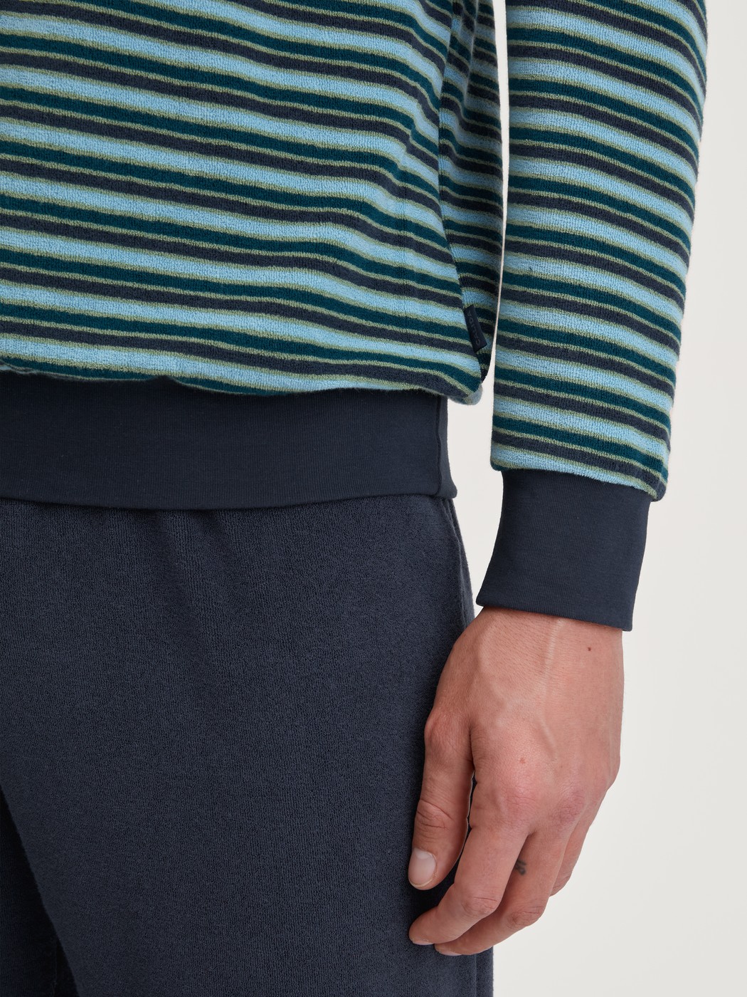 Herren-Model trägt Frottee Pyjama aus Baumwolle in Blau, Gestreift aus Serie Relax Terry von CALIDA, Detail