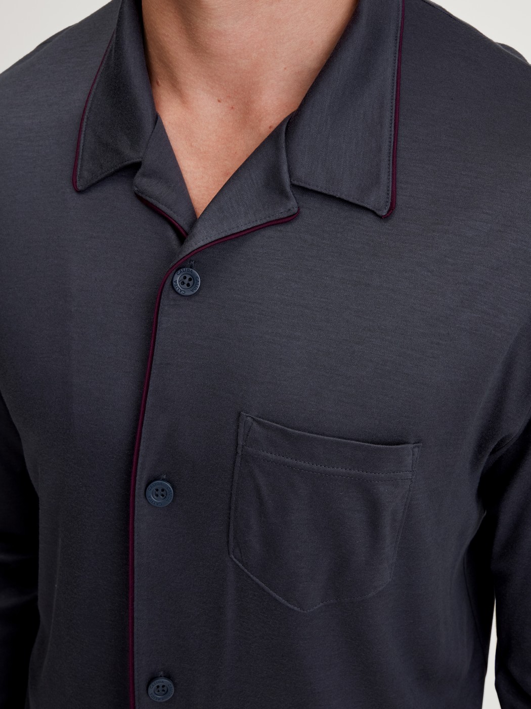 Herren-Model trägt Pyjama mit Knöpfen aus TENCEL™ in Grau, Einfarbig aus Serie Relax Silk von CALIDA, Detail