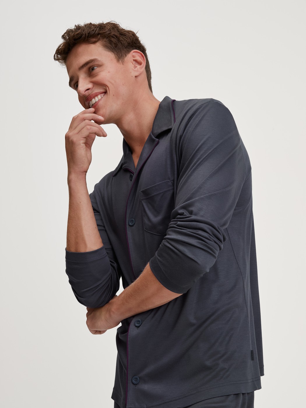 Herren-Model trägt Pyjama mit Knöpfen aus TENCEL™ in Grau, Einfarbig aus Serie Relax Silk von CALIDA, Zusatzbild