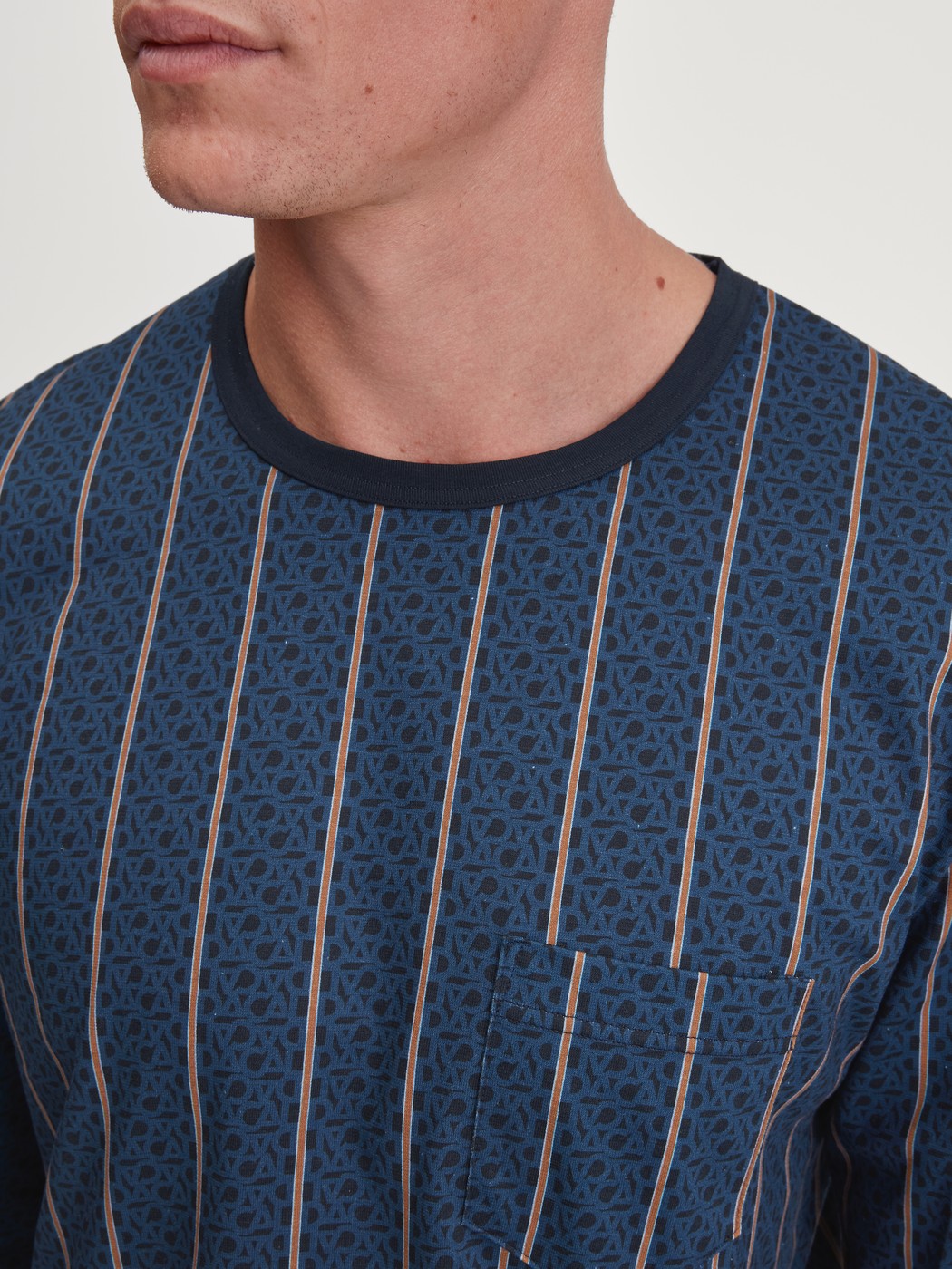 Herren-Model trägt Bündchen-Pyjama aus 100% Baumwolle in Blau, Gestreift aus Serie Relax Imprint 1 von CALIDA, Detail