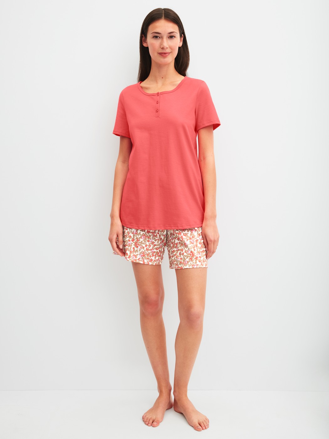 Damen-Model trägt Kurz-Pyjama aus 100% Baumwolle in Rot, Floral aus Serie Flower Nights von CALIDA, Vorderansicht
