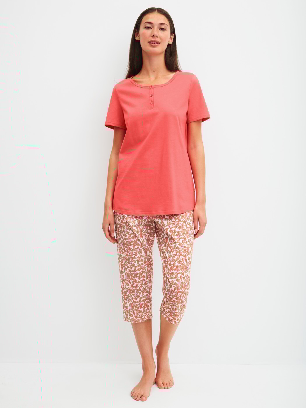 Damen-Model trägt Capri-Pyjama aus 100% Baumwolle in Rot, Floral aus Serie Flower Nights von CALIDA, Vorderansicht